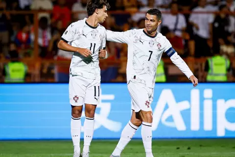 بكاء طفل بسبب رونالدو.. والدون يعاقب أرمينيا بـ 3 أرقام (صور)